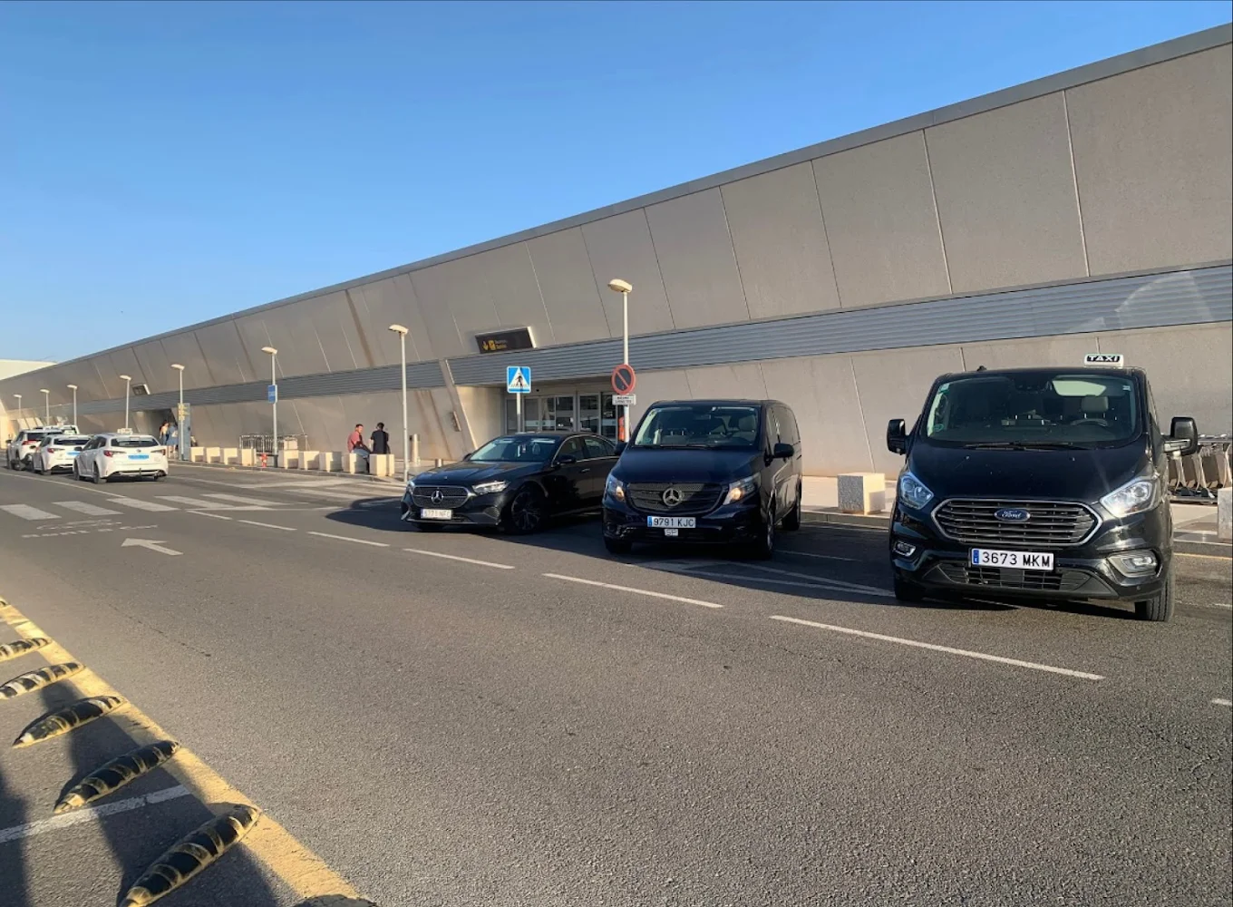Taxis de Autos & Taxi Indalo recogiendo pasajeros en la terminal del aeropuerto